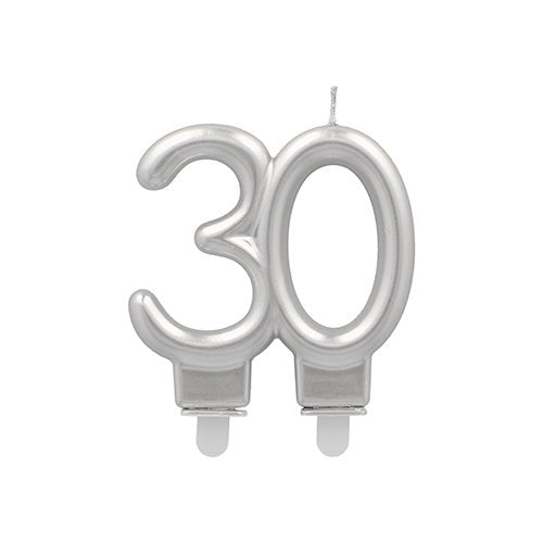 Een zilveren PAPSTAR jubileumkaarsen met houder 7 cm van PAPSTAR GmbH, in de vorm van het cijfer 30 met twee kleine witte voetjes en een lont - ideaal voor jubileumfeesten.