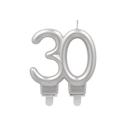 Een zilveren PAPSTAR jubileumkaarsen met houder 7 cm van PAPSTAR GmbH, in de vorm van het cijfer 30 met twee kleine witte voetjes en een lont - ideaal voor jubileumfeesten.