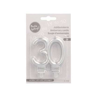 Een pakket van de PAPSTAR GmbH bevat twee jubileumkaarsen met houder (7 cm, zilver) in de vorm "30" voor jubilea, met meertalige verpakking en een doorzichtige kunststof hoes voor eenvoudig gebruik.