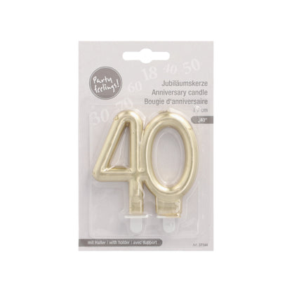 Die PAPSTAR GmbH Jubiläumskerzen mit Halter 7 cm "gold" ist eine goldene Nummer 40 Kerze in klarer Verpackung mit mehrsprachiger Beschriftung, komplett mit Halter - ideal für Jubiläumsfeiern.