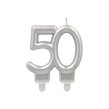Vier mijlpalen met de PAPSTAR GmbH jubileumkaarsen met houder 7 cm "zilver" - een zilveren cijferkaars met twee lonten en witte basis, perfect voor verjaardagsfeesten of jubilea.