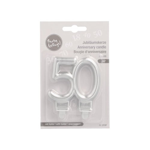 Een verpakte set zilveren PAPSTAR jubileumkaarsen met houder 7 cm van PAPSTAR GmbH, in de vorm van het cijfer 50, met meertalige productinformatie op de verpakking.