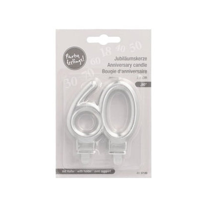 Een verpakking PAPSTAR jubileumkaarsen met houder 7 cm "zilver" van de PAPSTAR GmbH bevat twee zilveren cijferkaarsen, 6 en 0, met houder - ideaal voor een 60-jarig jubileum. De verpakking is meertalig.