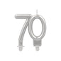Die PAPSTAR Jubiläumskerzen mit Halter 7 cm "silber" von PAPSTAR GmbH ist eine silber-metallische Geburtstagskerze in Form der Zahl 70, mit zwei kleinen weißen Sockeln - perfekt für stilvolle Feiern, die silberne Kerzen mit Halter benötigen.