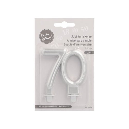 De PAPSTAR GmbH jubileumkaarsen met houder 7 cm "zilver" zijn zilveren jubileumkaarsen in de vorm van "70", met meertalige verpakking en meegeleverde houders voor eenvoudige opstelling.