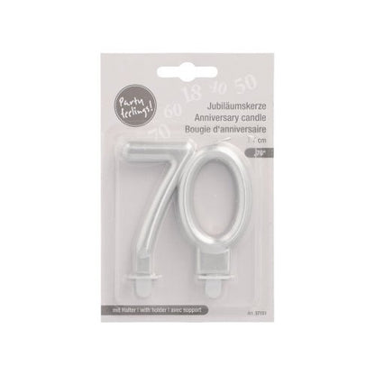 De PAPSTAR GmbH jubileumkaarsen met houder 7 cm "zilver" zijn zilveren jubileumkaarsen in de vorm van "70", met meertalige verpakking en meegeleverde houders voor eenvoudige opstelling.