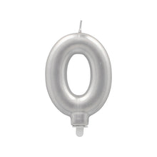 A PAPSTAR GmbH Zahlenkerze mit Halter 7 cm "silber", geformt als Ziffer Null, mit Docht und kleinem Kunststoffhalter - ideal als Geburtstagskerze, vor weißem Hintergrund.