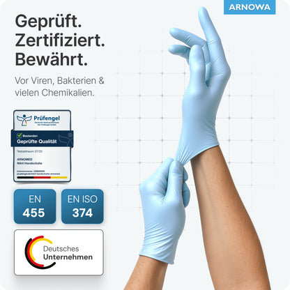 Eine Person trägt ARNOMED NITRIL ICE BLUE Einmalhandschuhe von ARNOWA GmbH. Text und Icons zeigen, dass diese latexfreien Handschuhe qualitätsgeprüft, viren-, bakterien- und chemikalienbeständig nach EN 455 und EN ISO 374 sind.