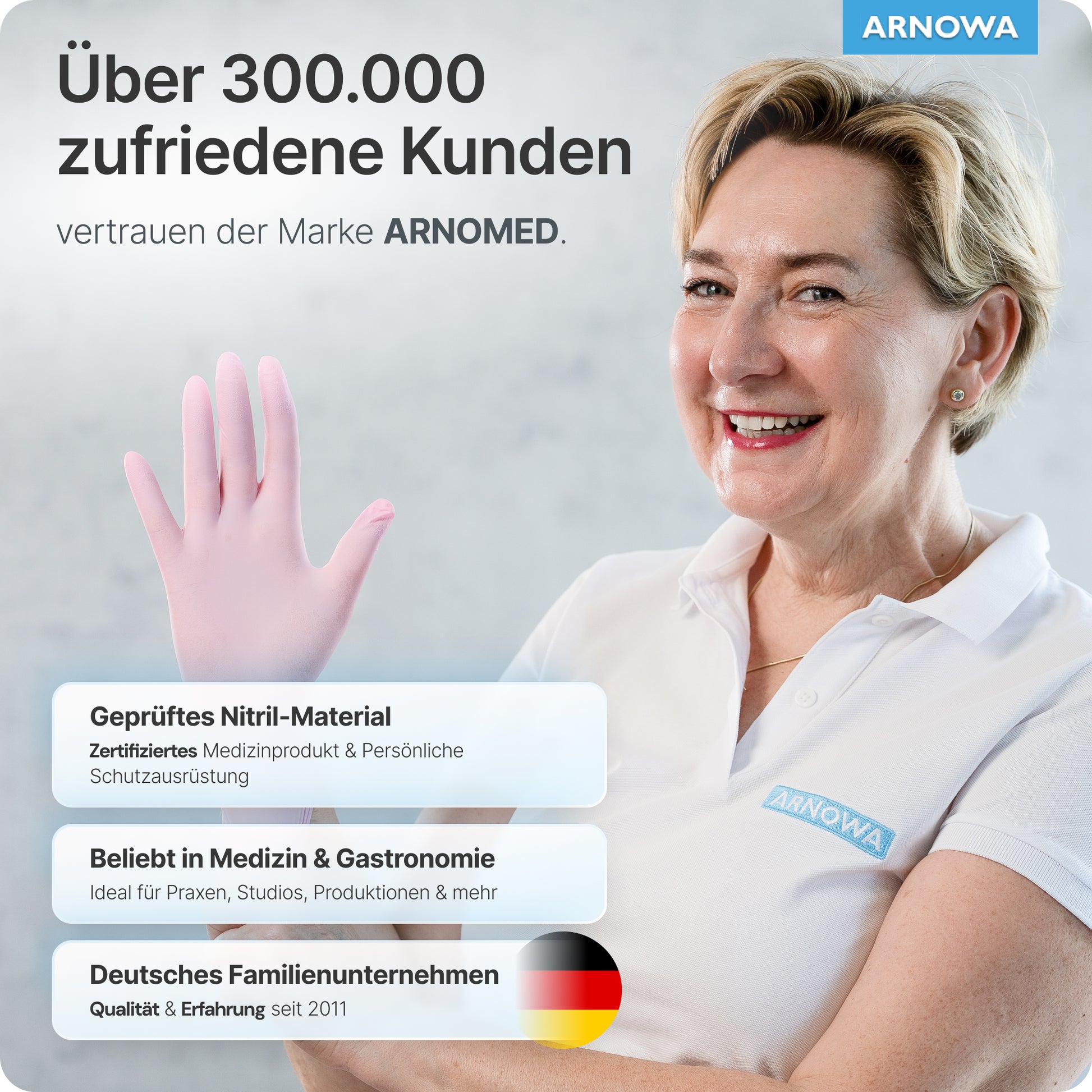 Eine lächelnde Frau in einem weißen Polo und ARNOMED NITRIL BLOSSOM ROSE Einmalhandschuhen aus Nitril Rosa hebt ihre behandschuhte Hand. Der Text verweist auf 300.000+ zufriedene Kunden, die latexfreien Eigenschaften und die Firmeninfo der ARNOWA GmbH.