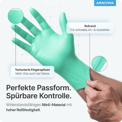 Een hand draagt een ARNOMED NITRIL PEPPERMINT GREEN wegwerphandschoen van ARNOWA GmbH in mintgroen. De beschrijving toont de gestructureerde vingertoppen, de gerolde manchet en het eenvoudige aantrekken. De Duitse tekst benadrukt pasvorm, grip en scheurvastheid.