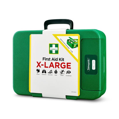 Een grote groene kunststof Orkla Wound Care AB EHBO-doos X-LARGE | Verpakking (1 stuk) met een zwarte handgreep, geëtiketteerd met "First Aid Kit X-Large" en symbolen voor ademhaling, reanimatie, bloedsomloop, verstuikingen en ooginfectie - ideaal voor noodgevallen.