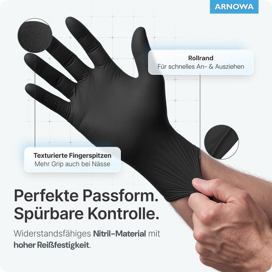 Eine Hand trägt ARNOMED NITRIL MIDNIGHT BLACK Einmalhandschuhe von ARNOWA GmbH, mit Hinweisen auf strukturierte Fingerspitzen, gerollte Manschette und hohe Reißfestigkeit. Der Text hebt die perfekte Passform, die Kontrolle und die langlebigen reißfesten schwarzen Nitrilhandschuhe hervor.