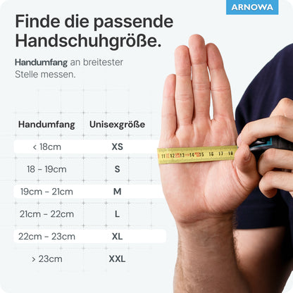 Eine Hand wird mit einem gelben Band vermessen, auf dem die Handschuhgrößen XS-XXL auf Deutsch angegeben sind. Oben rechts erscheint das ARNOWA-Logo. Die Tabelle hilft, passende ARNOMED NITRIL MIDNIGHT BLACK Handschuhe von ARNOWA GmbH für jede Handgröße zu finden.