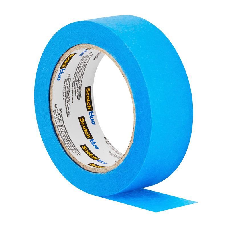 Een rol ScotchBlue™ schilderafplaktape "Multi-Surface" van 3M Deutschland GmbH met een uitgerold deel is rechtop afgebeeld. Het binnenetiket toont een zwart-geel "ScotchBlue"-logo op een witte achtergrond.