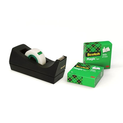 Een 3M Deutschland GmbH Scotch™ C38 bureau-tapedispenser in zwart houdt een rol Scotch® Magic™ Onzichtbare Tape (19 mm x 33 m) vast, daarnaast staan twee groene verpakkingen met elk drie rollen op een witte achtergrond.