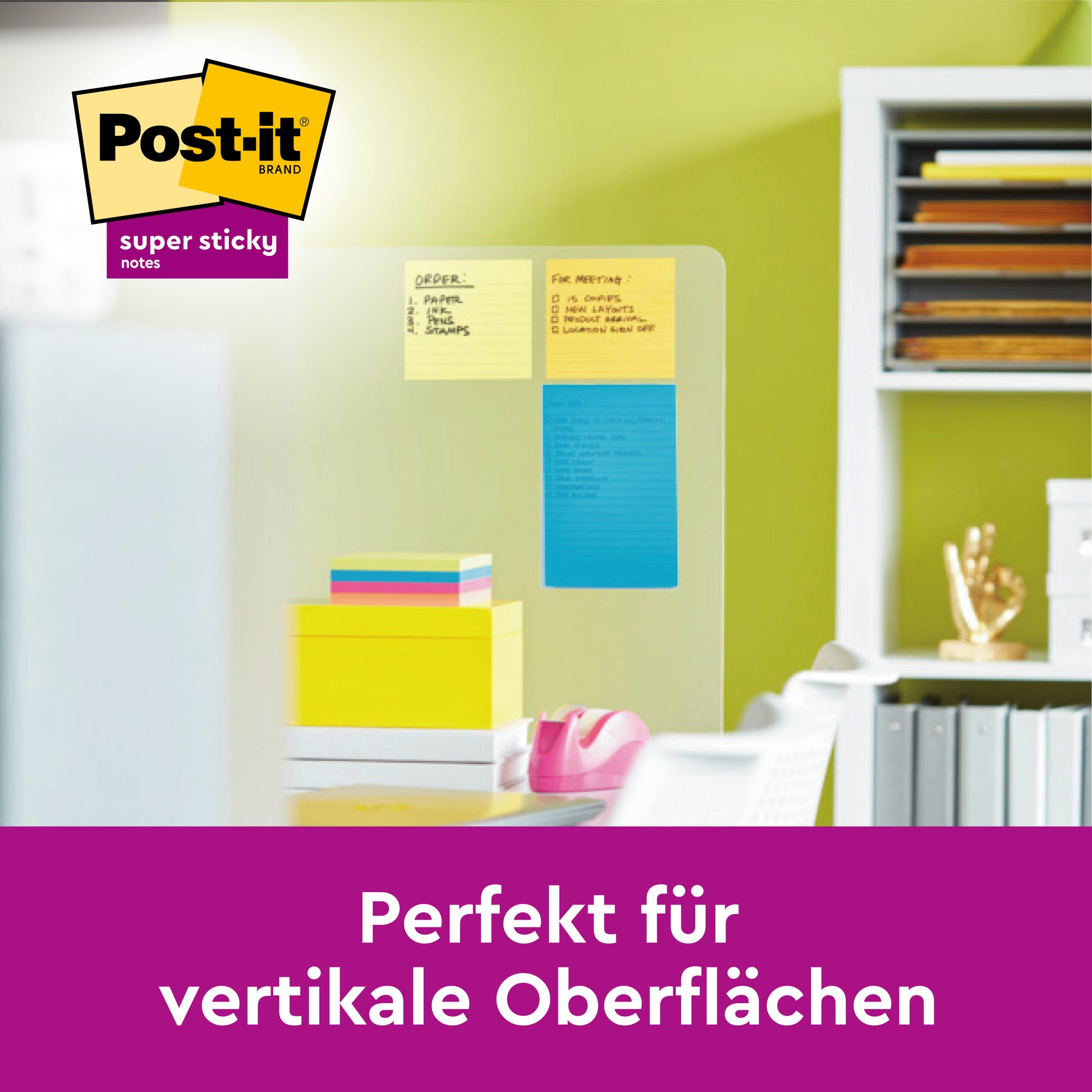 Eine Glastafel zeigt drei Post-it® Super Sticky Notes im Großformat (gelb, orange, blau, liniert, 101x152 mm) von 3M Deutschland GmbH. Bürobedarf und Regale im Hintergrund. Text: "Perfekt für vertikale Oberflächen.