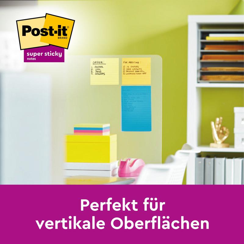 Een glazen bord toont 3M Post-it® Super Sticky Notes in groot formaat (101 x 101 mm, 90 vel, 100% PEFC) in de kleuren geel, oranje en blauw. Daarachter bevinden zich kantoorrekken. De tekst eronder luidt: "Perfect voor verticale oppervlakken.