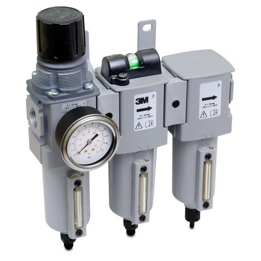 Druckluftaufbereitungseinheit mit Manometer, Filter und Regler, kompakt aufgebaut auf hellem Hintergrund dargestellt.