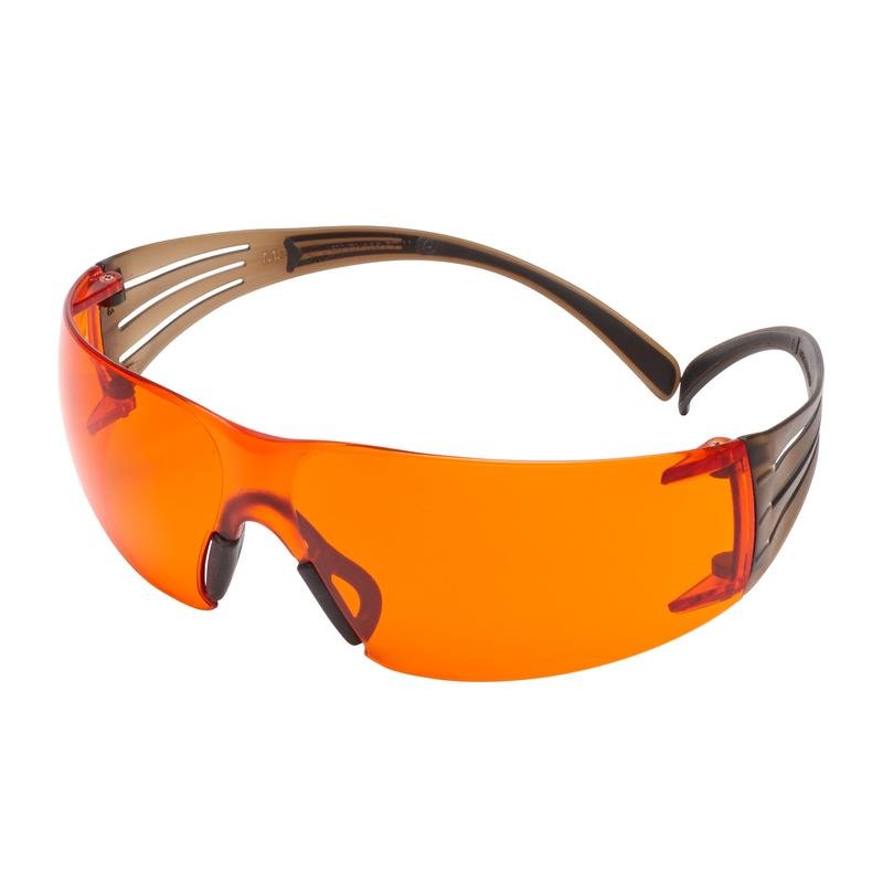 3M™ SecureFit™ 400 veiligheidsbril, zwart/bruine poten, Scotchgard™ anticondens-/antikrascoating (K&N), oranje lens, SF406SGAF-BLA-EU | Pak (1 stuk)