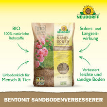 Een 10-kg-zak Neudorff Shop Bentoniet ZandbodemVerbeteraar staat rechtop op een lichte ondergrond. De verpakking is voorzien van roze rozen en productinformatie die de kleimineralen voor voedingsopslag en zandbodemverbetering benadrukken.