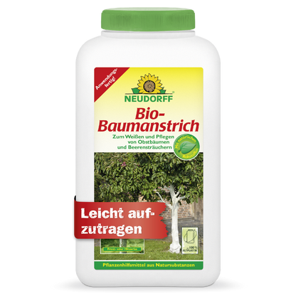 Ein weißer Behälter von Neudorff Shop mit der Aufschrift "Bio-Baumanstrich" zeigt einen Baum mit weißem Stamm. Auf dem Etikett steht "Leicht aufzutragen" und der Hinweis, dass dieses Produkt Baumrinde pflegt und schützt, ideal für Obst- und Beerenbäume.