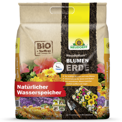 Een 40-liter zak NeudoHum BlumenErde van Neudorff Shop voor tuinplanten, benadrukt als turfvrije, veganistische, milieuvriendelijke potgrond met natuurlijke wateropslag, kleurrijke bloemen op de verpakking en eco-labels.