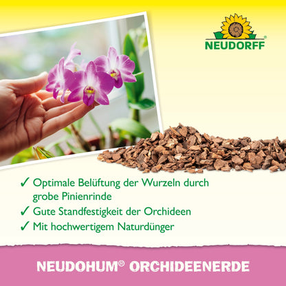 Een hand houdt een bloeiende orchidee bij een raam, ervoor ligt grove dennenbast. De tekst toont de NeudoHum Orchideeëngrond uit de Neudorff Shop - perfect voor de orchideeënverzorging, wortelbeluchting en als natuurlijke meststof bij het verpotten.