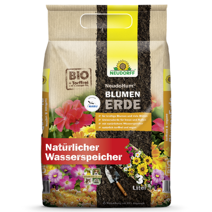 Een 3-liter zak NeudoHum BlumenErde van Neudorff Shop met bloemenafbeeldingen, schep en aarde op turfvrije bio-plantsubstraatverpakking; dient als natuurlijke wateropslag voor tuinplanten.