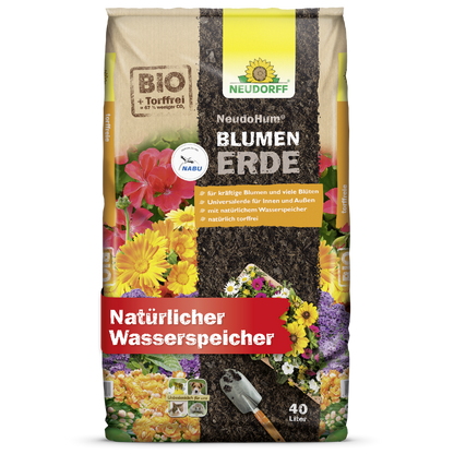 Een 40-liter zak NeudoHum BlumenErde van Neudorff Shop met bloemmotieven, een schep en etiketten die de bio-kwaliteit en de natuurlijke wateropslag benadrukken - perfect voor tuinplanten en hoogwaardig plantsubstraat.