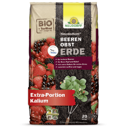 Gezeigt wird ein 20-Liter-Sack NeudoHum BeerenobstErde aus dem Neudorff Shop - ideaal voor bessen op het balkon of in potten. De biologisch gecertificeerde verpakking bevat aardbeien, frambozen, bramen en aalbessen en bevat bovendien kalium.