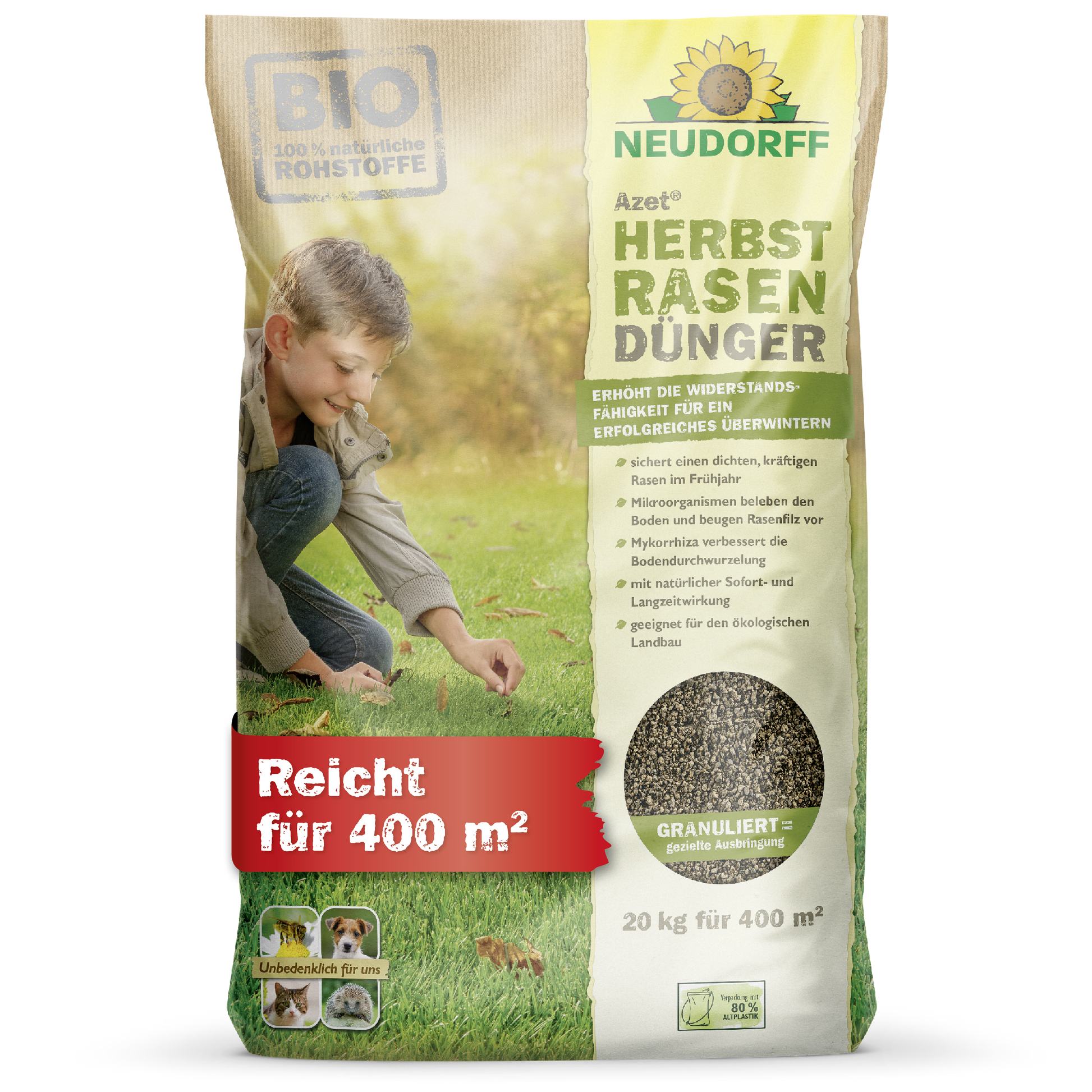 Ein Beutel Neudorff Shop Azet HerbstRasenDünger zeigt einen Jungen und einen Hund auf saftigem Gras. Der granulierte Dünger behandelt bis zu 400 m², mit klaren Details und Anweisungen für die einfache Rasendüngung auf der Verpackung gezeigt.