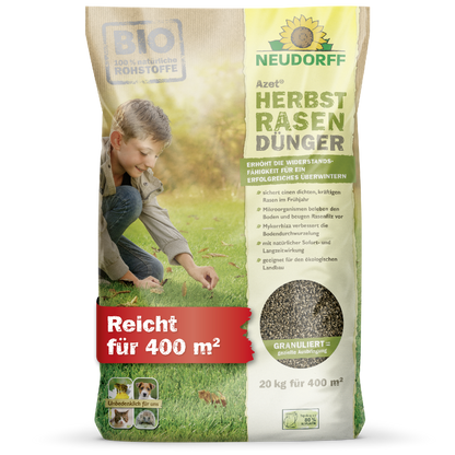 Ein Beutel Neudorff Shop Azet HerbstRasenDünger zeigt einen Jungen und einen Hund auf saftigem Gras. Der granulierte Dünger behandelt bis zu 400 m², mit klaren Details und Anweisungen für die einfache Rasendüngung auf der Verpackung gezeigt.