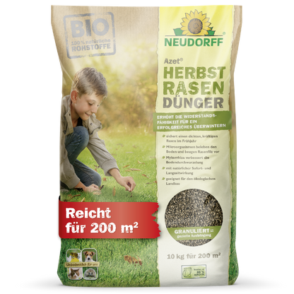 Eine Tüte Neudorff Shop Azet HerbstRasenDünger, organischer Rasendünger, mit Kind und Hund auf der Vorderseite, Produktinformation, geeignet für 200 m², und einem transparenten Fenster, auf dem das Granulat zu sehen ist.