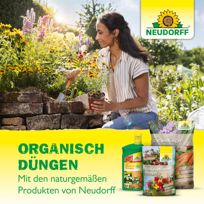 Eine Frau gärtnert im Freien und fügt Sommerblumen in ein Hochbeet aus Stein ein. Unten ist der Neudorff Shop Azet BalkonpflanzenDünger mit einem deutschen Text abgebildet, der natürliche Lösungen für den Garten hervorhebt.