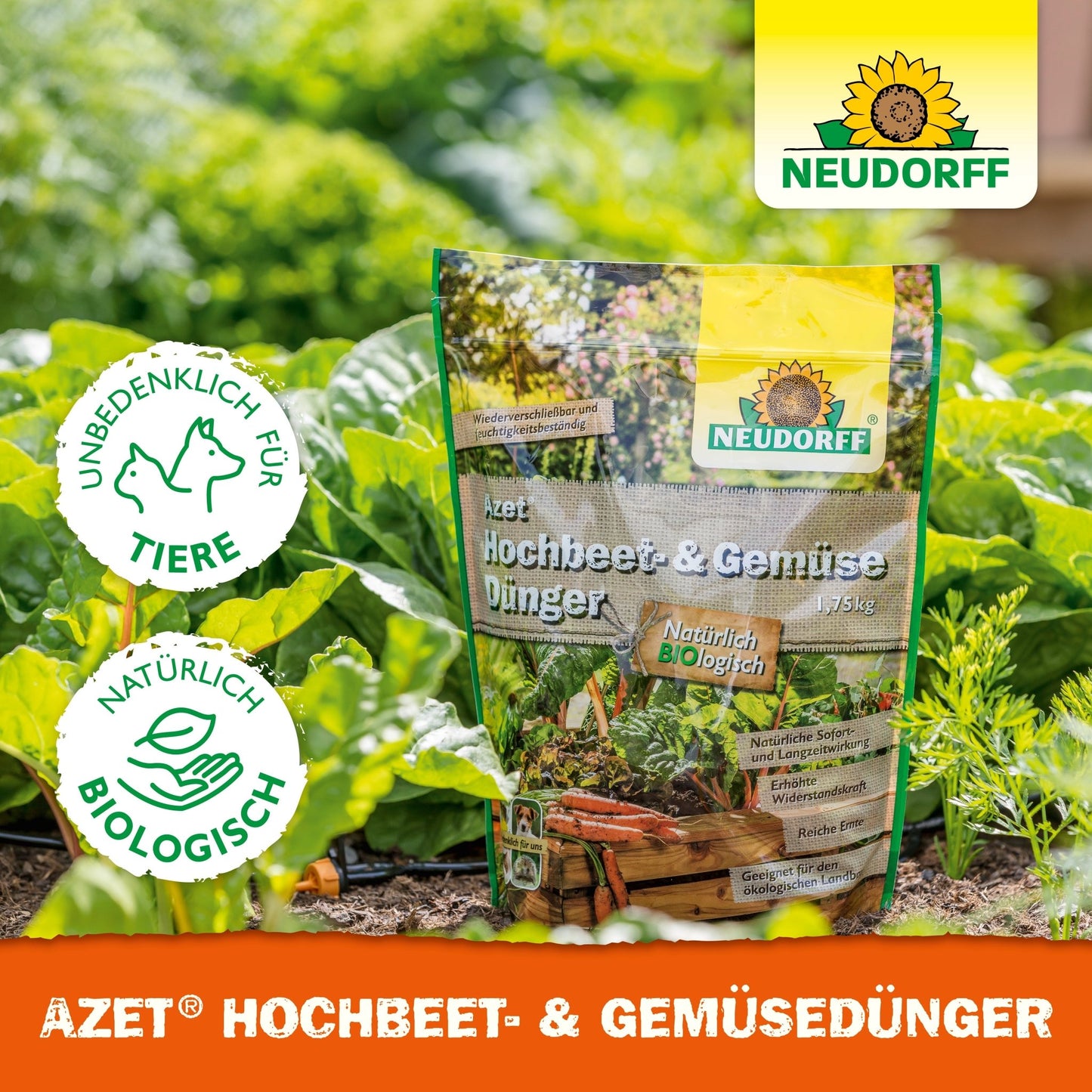 In de groentetuin staat een zak Azet Hochbeet- & Groentenmest van Neudorff Shop, een organische mest voor groenten en kruiden. Etiketten wijzen op diervriendelijke, natuurlijke en biologische kwaliteit. Groene planten en aarde zijn zichtbaar.