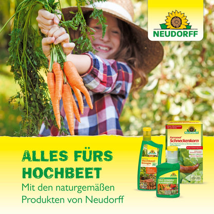Een lachend kind met een hoed houdt verse wortelen vast - perfect voor het verhoogde bed! Op de voorgrond: Neudorff Shop Azet Hochbeet- & Groentenmest met Duitse opschrift, ideaal voor groenten, kruiden en natuurlijke, organische bemesting.