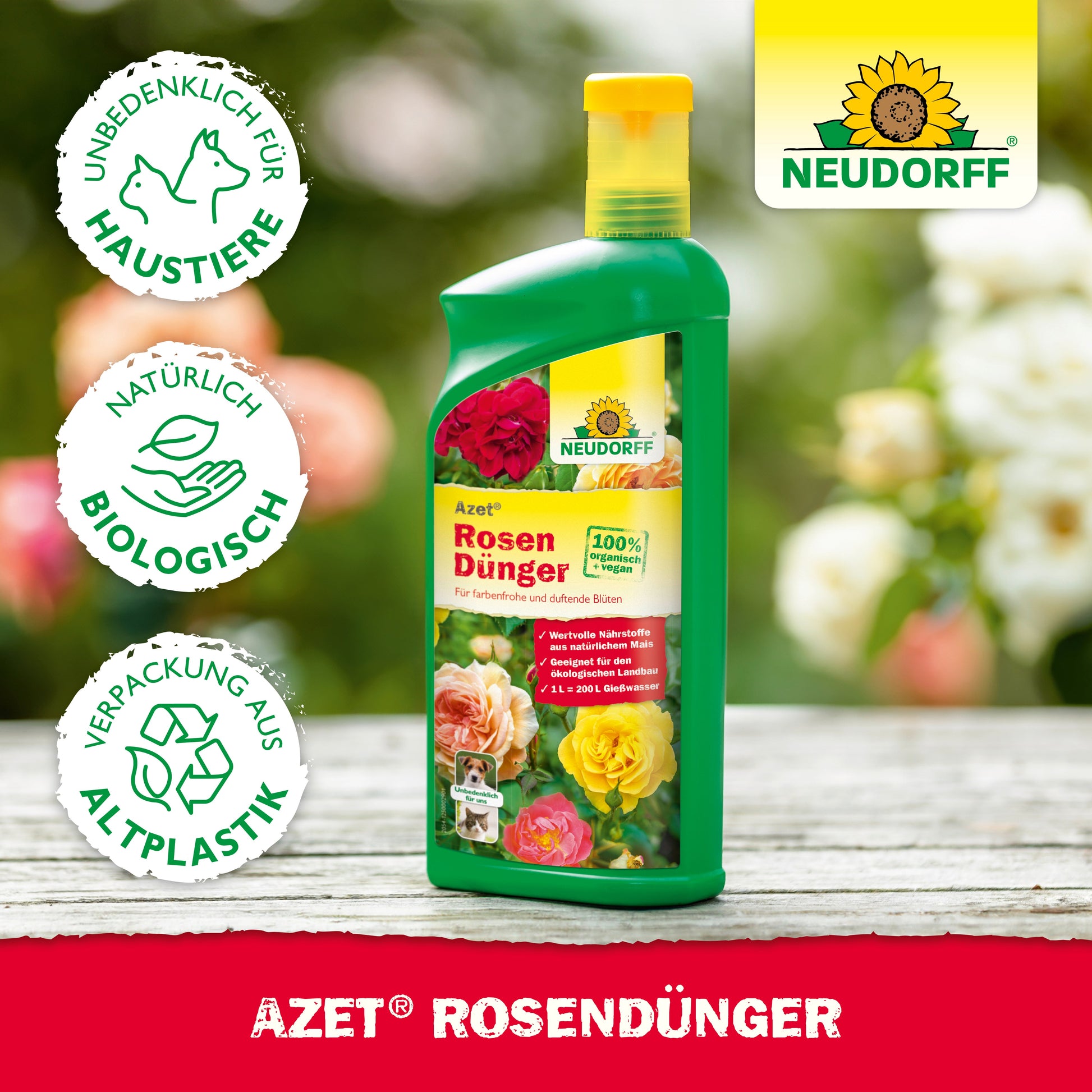 Eine grüne Flasche Azet RosenDünger flüssig von Neudorff Shop steht auf einer Holzfläche. Auf dem Etikett sind leuchtende Rosen zu sehen, mit Symbolen für die Sicherheit von Haustieren, Bio-Qualität und Verpackungen aus Biokunststoff. Oben rechts erscheint das Neudorff-Logo.