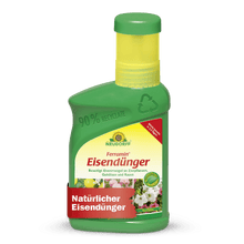 Een groene kunststof fles Neudorff Shop Ferramin IJzermeststof met gele dop draagt op het etiket de tekst "natuurlijke ijzermeststof" en is bedoeld als ijzermeststof en gazonmeststof voor sierplanten en gazons tegen stikstofgebrek.