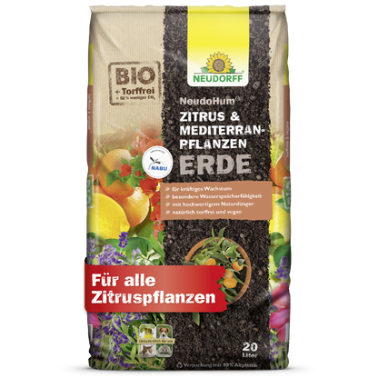 Ein 20-Liter-Sack Neudorff Shop NeudoHum Zitrus- & MediterranpflanzenErde für Zitrus- und mediterrane Pflanzen - ideal für Balkon und Terrasse - zeigt auf seiner Verpackung Zitrusfrüchte, Kräuter, Produktdetails und umweltfreundliche Logos.