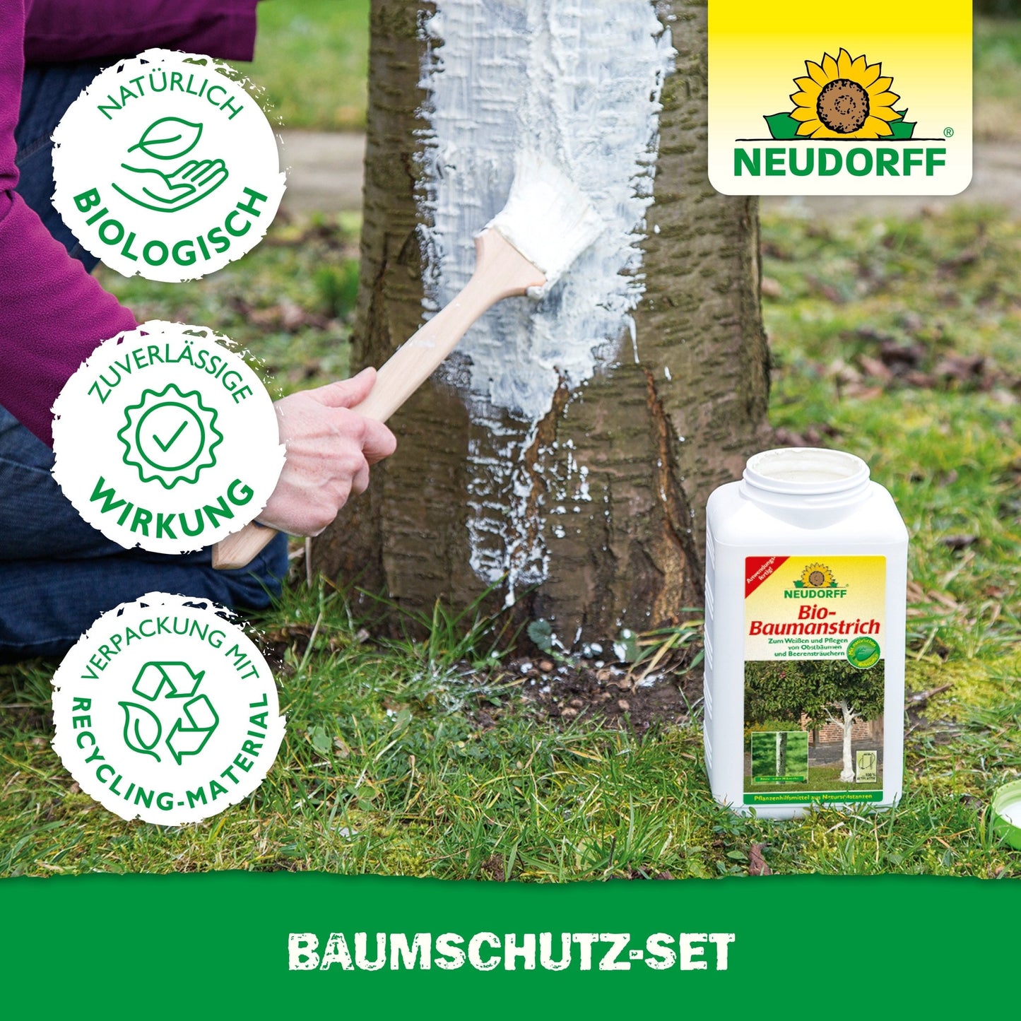 Eine Person bürstet einen Baumstamm mit dem Baumschutz-Set von Neudorff Shop. Der Produktbehälter ruht auf dem Gras, während kreisförmige Symbole die schützenden Eigenschaften des Produkts hervorheben. Der Text lautet "Baumschutz-Set.