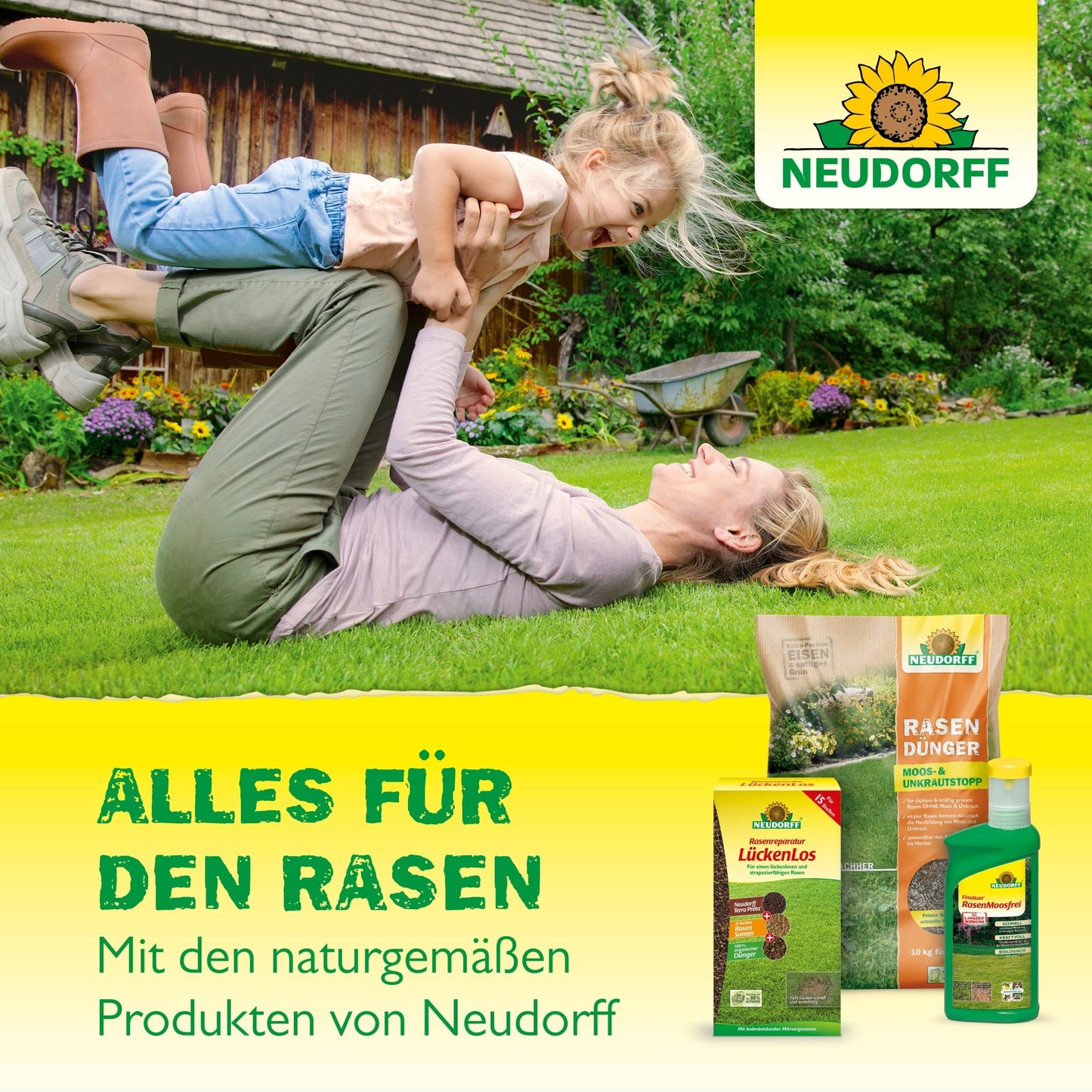 Een vrouw in het gras tilt een lachend kind op. Op de voorgrond zijn de Azet Gazonmeststoffen van Neudorff Shop 2,5 kg tot 5 kg - ideaal voor een dichte grasmat. De tekst luidt "ALLES VOOR HET GAZON" en "Met de natuurlijke producten van Neudorff."