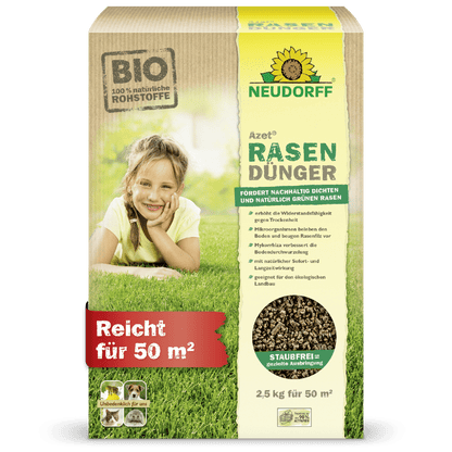 Een rechthoekige doos Neudorff Shop Azet Gazonmeststof (2,5-5 kg) toont de foto van een lachend kind dat op dicht gras ligt. De verpakking benadrukt de bio-ingrediënten en het bereik van maximaal 50 vierkante meter.