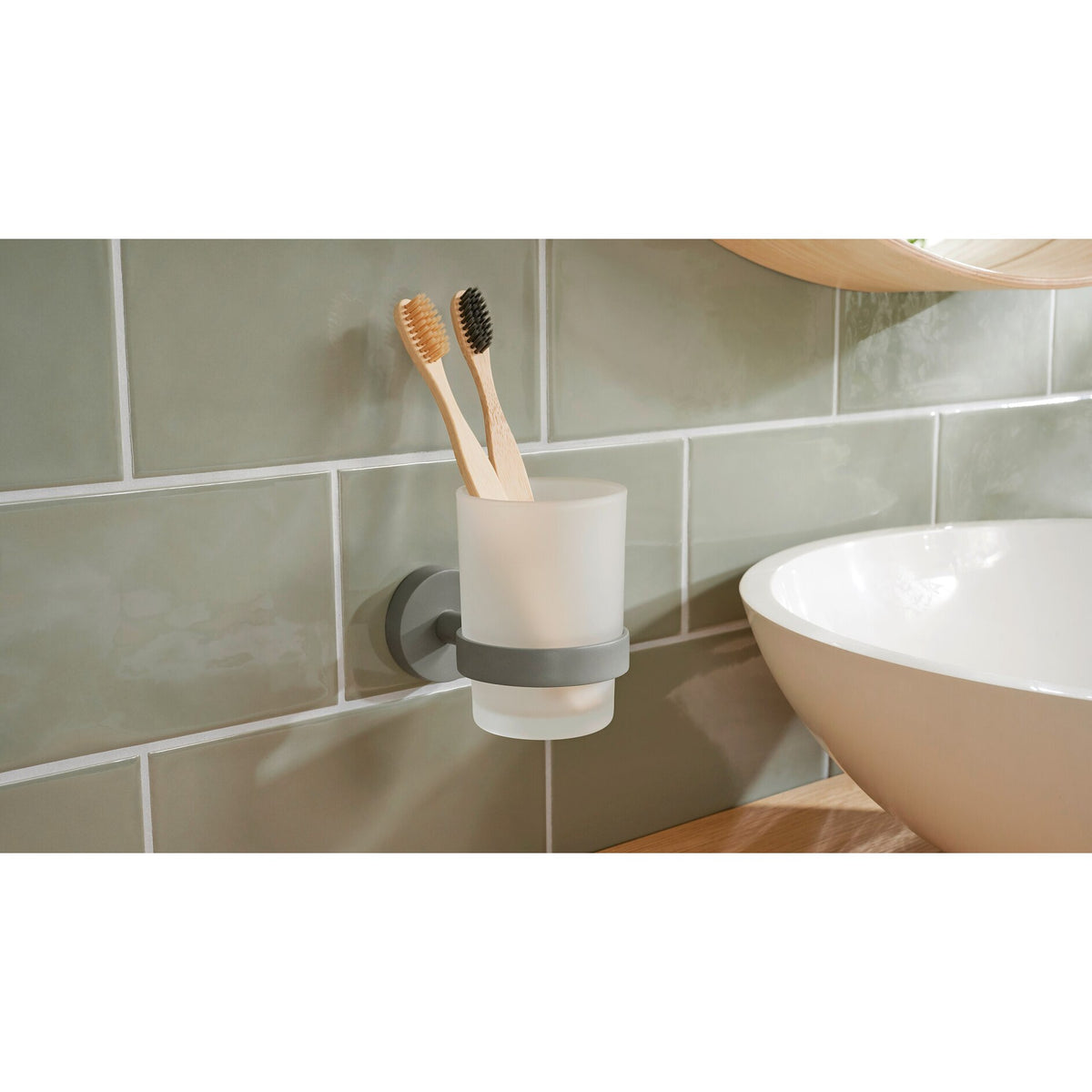 tesa MOON GREY Zahnputzbecherhalter, mattschwarz, Milchglas, für Bad und WC – Anwendung