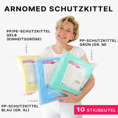 Een glimlachende vrouw houdt een verpakking van ARNOMED virusdichte wegwerpbeschermjassen, geel, PP/PE-coating (10 stuks) van ARNOWA GmbH vast. Het roze etiket met de tekst "10 stuks/zak" wijst op de virusdichte wegwerpbeschermjas.