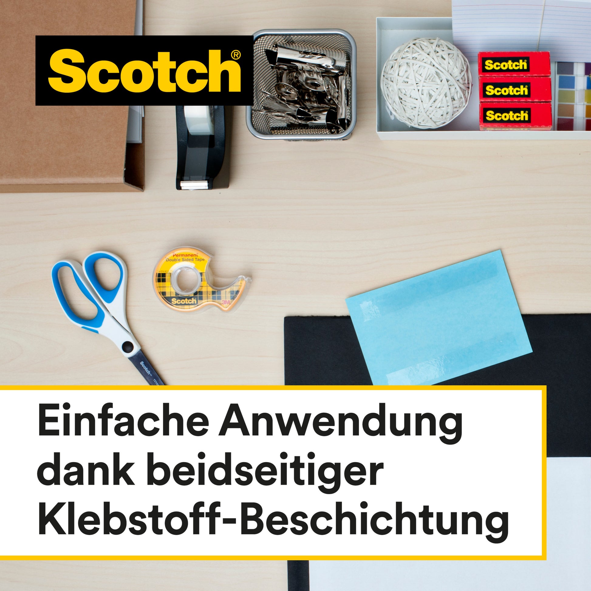 Ein Schreibtisch mit Büromaterialien wie Scheren, einem schwarzen Klebebandabroller, Büroklammern und 3M Deutschland GmbH Scotch® doppelseitiges Klebeband Nachfüllpackung (2 Rollen, 12 mm x 6,3 m). Der deutsche Text hebt den doppelseitigen Kleber hervor.