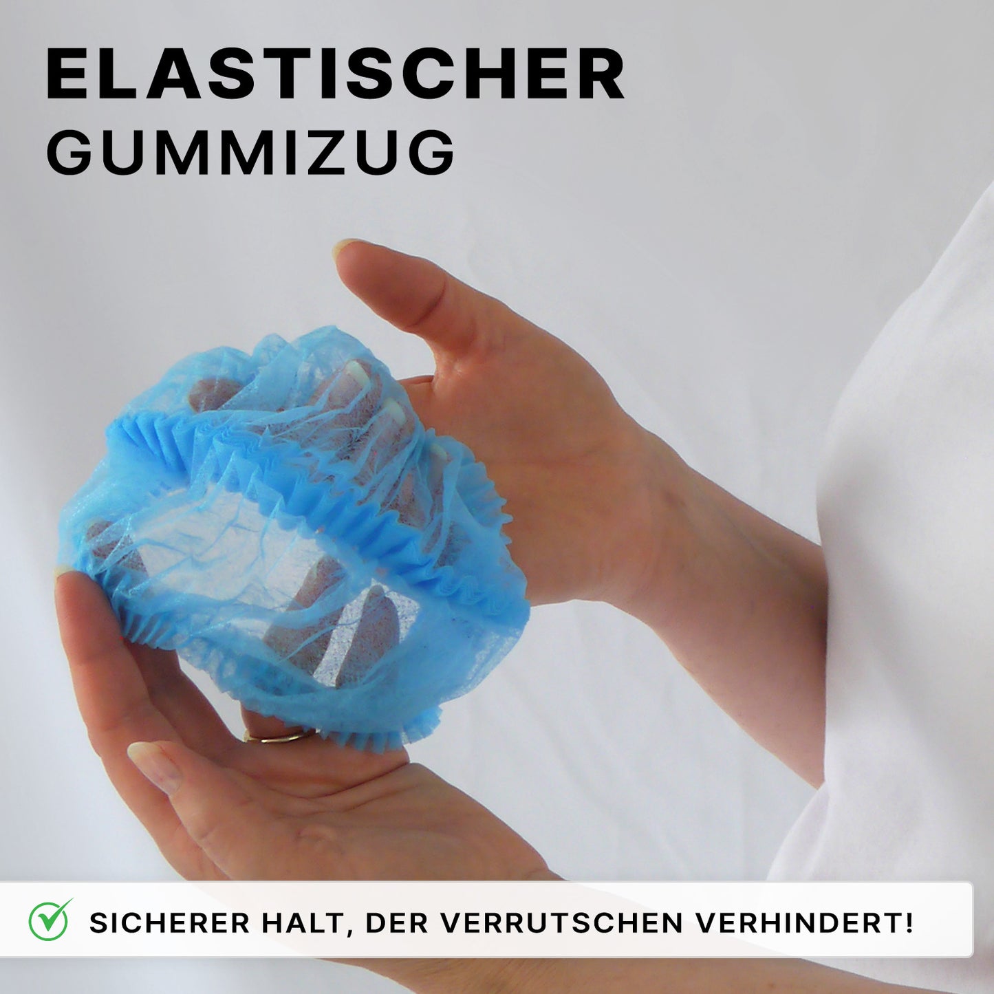 Eine Person hält eine zerknitterte blaue ARNOMED COVER PP-KLIPPHAUBE XL Einmalklipphaube aus PP-Vlies (55cm, ARNOWA GmbH) mit Gummiband. Deutscher Text: "Elastischer Gummizug" und "Sicherer Halt, der Verrutschen verhindert!".