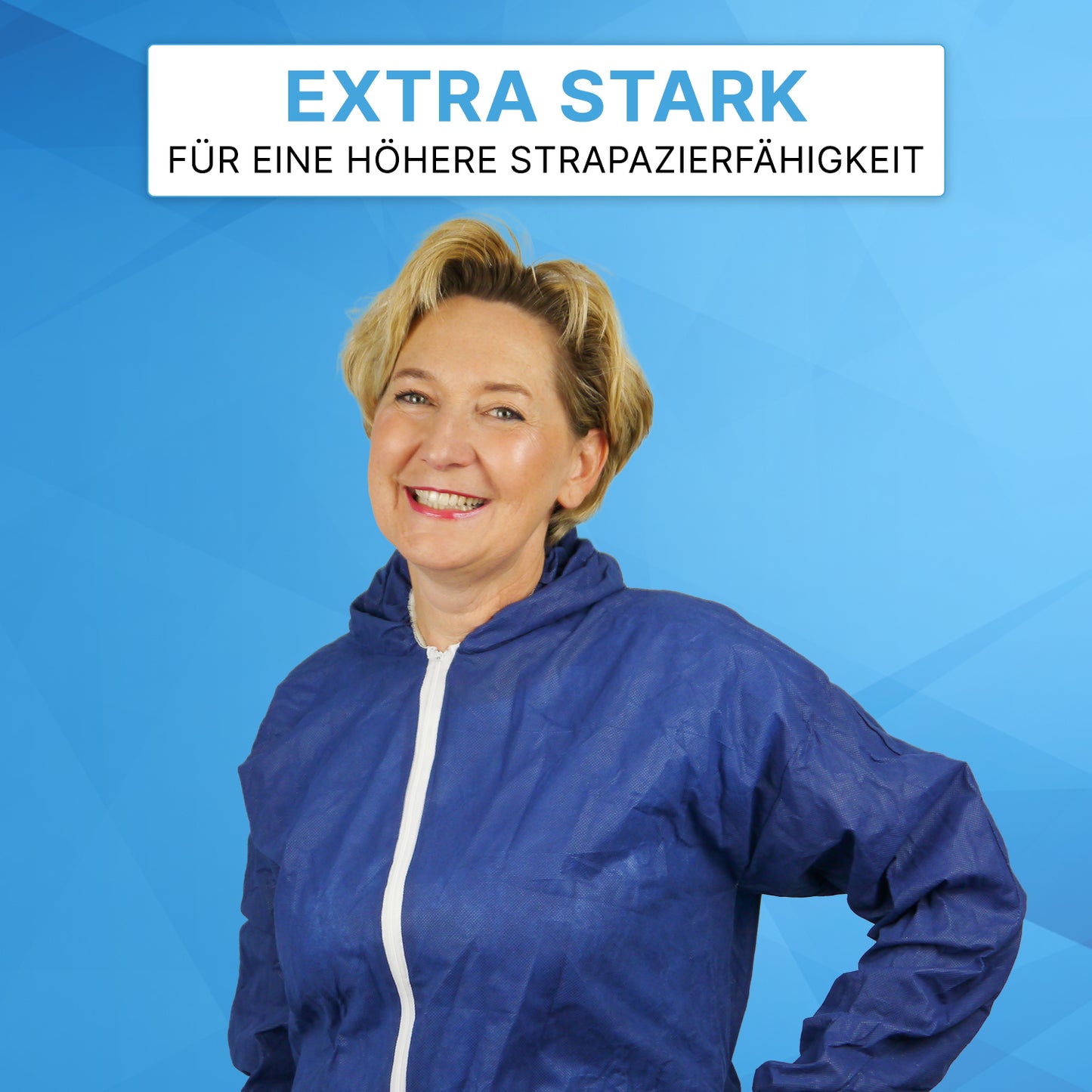 Een vrouw met een ARNOMED COVER PP-OVERALL XTRA STRONG van ARNOWA GmbH glimlacht naar de camera. Boven haar staat in het Duits "EXTRA STERK - Voor een hogere duurzaamheid" op een blauwe, geometrische achtergrond.