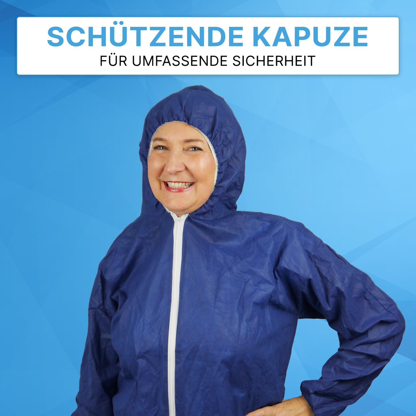 Een vrouw draagt de ARNOMED COVER PP-OVERALL XTRA STRONG van ARNOWA GmbH met capuchon in blauw voor een blauwe achtergrond. Boven haar staan de teksten "Beschermende capuchon" en "Voor uitgebreide veiligheid".