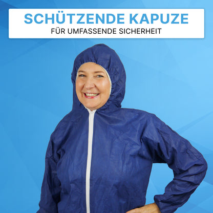 Een vrouw draagt de ARNOMED COVER PP-OVERALL XTRA STRONG van ARNOWA GmbH met capuchon in blauw voor een blauwe achtergrond. Boven haar staan de teksten "Beschermende capuchon" en "Voor uitgebreide veiligheid".