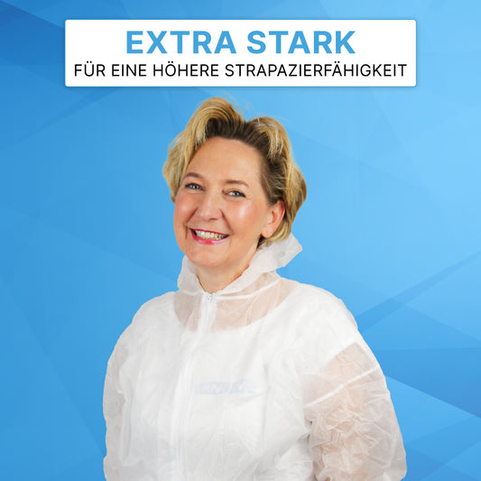 Eine lächelnde Frau trägt den weißen ARNOMED COVER PP-OVERALL XTRA STRONG der ARNOWA GmbH vor einem blauen geometrischen Hintergrund. Über ihr steht auf einem Schild "EXTRA STARK FÜR EINE HÖHERE STRAPAZIERFÄHIGKEIT" in deutscher Sprache.
